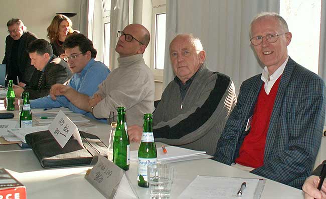 BRH-Chef Hans Burggraf (2.v.r.) und Alex Halm (r.) beim Internet-Workshop der BAGSO in Bonn